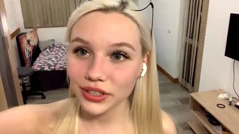 Snapshot of donnettakeblish chatting on October 30, 2025, 5:35 pm Stella online show from October 30, 2025, 5:35 pm