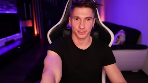 Dorian Reyes online show from October 19, 2025, 12:55 am