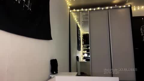 MOLLYYYY dont forget to give me a thumb up online show from November 25, 2025, 9:31 am