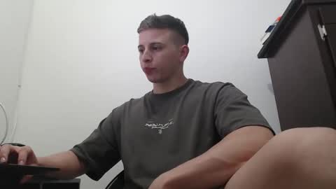 Snapshot of draco_boy2000 chatting on October 1, 2025, 9:21 pm draco_boy2000 online show from October 1, 2025, 9:21 pm