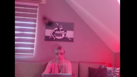 A girl online show from September 19, 2025, 7:21 am