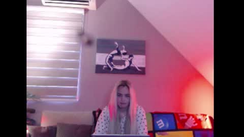 A girl online show from November 26, 2025, 7:42 am