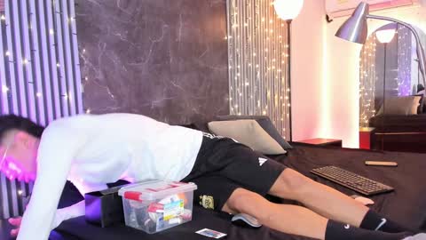 Snapshot of duriel_ chatting on January 2, 2025, 12:24 pm Duriel online show from January 2, 2025, 12:24 pm