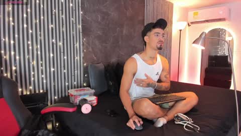 Snapshot of duriel_ chatting on January 4, 2025, 12:27 pm Duriel online show from January 4, 2025, 12:27 pm