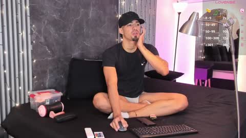 Snapshot of duriel_ chatting on January 9, 2025, 12:19 pm Duriel online show from January 9, 2025, 12:19 pm