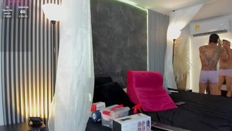 Snapshot of duriel_ chatting on February 6, 2025, 12:05 pm Duriel online show from February 6, 2025, 12:05 pm