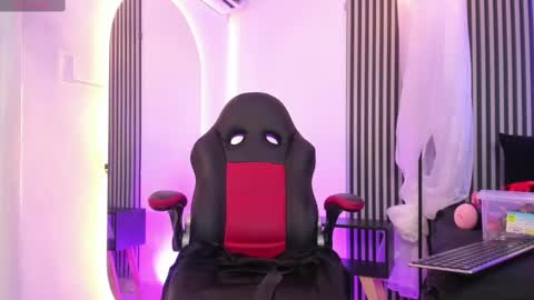 Snapshot of duriel_ chatting on February 11, 2025, 12:27 pm Duriel online show from February 11, 2025, 12:27 pm