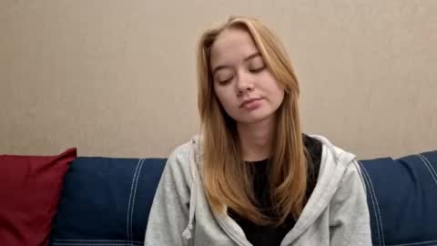Alisa online show from October 19, 2025, 11:44 am