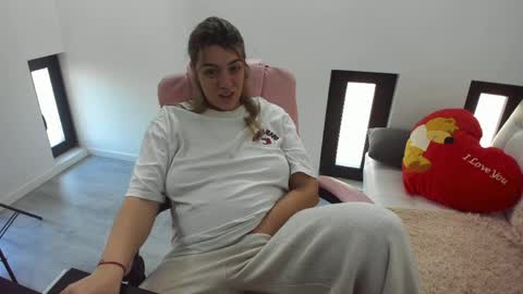 dayana online show from April 7, 2026, 4:57 am