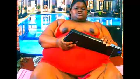 ebonyhotbuns4u2luv online show from April 15, 2026, 7:10 pm