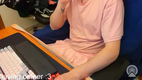 Snapshot of edwarh_01 chatting on February 7, 2026, 10:13 pm Alex online show from February 7, 2026, 10:13 pm