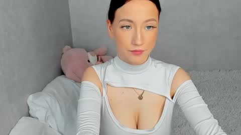 eileenmoores online show from April 15, 2026, 4:19 am