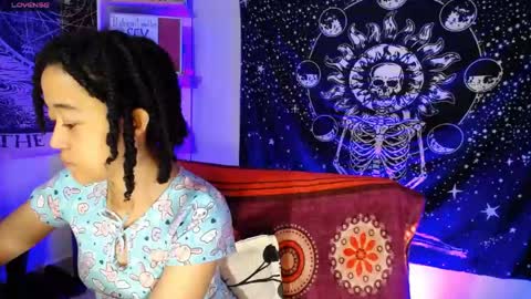 Ela  Help me reach 100 thumbs up online show from May 26, 2026, 4:52 am