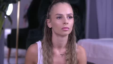 elarashine online show from September 12, 2025, 9:04 pm