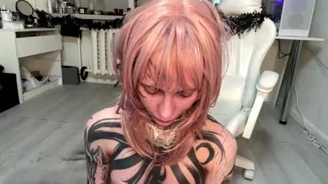 Mia online show from April 16, 2026, 9:39 pm