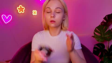 elenamonroe_ online show from April 8, 2026, 3:28 am