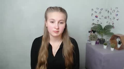 Snapshot of elenateilor chatting on November 4, 2025, 1:43 pm Elena online show from November 4, 2025, 1:43 pm