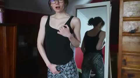 Snapshot of elfenemma chatting on February 3, 2026, 5:40 pm Emma online show from February 3, 2026, 5:40 pm