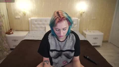 Luna online show from October 5, 2025, 9:02 pm