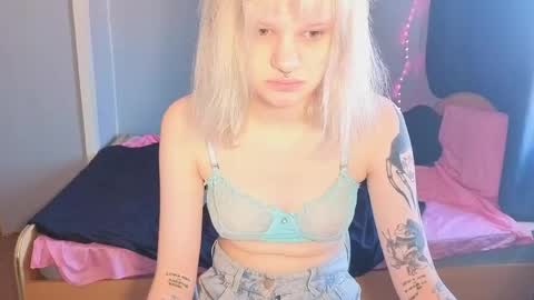 elieiza_xo online show from April 15, 2026, 11:06 am