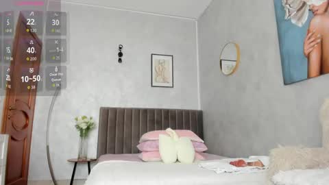 Elina online show from April 15, 2026, 7:59 am