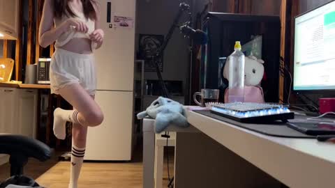 Elisa North online show from February 3, 2025, 5:29 am