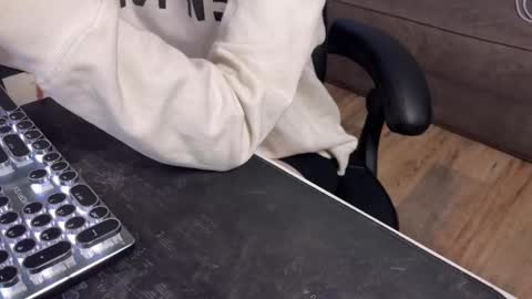 Elisa North online show from March 1, 2025, 10:45 am