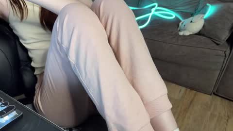 Elisa North online show from March 6, 2025, 4:28 pm