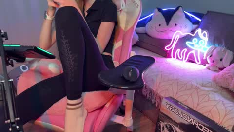 Elisa North online show from October 3, 2025, 12:35 pm