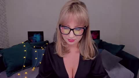 Snapshot of elisabethmills chatting on February 7, 2025, 4:14 pm Elisabeth online show from February 7, 2025, 4:14 pm