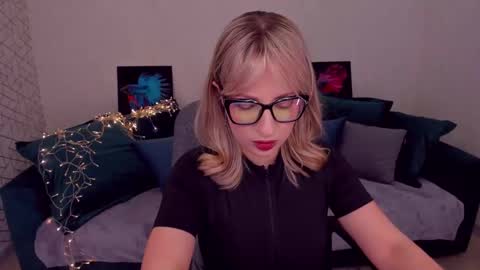 Snapshot of elisabethmills chatting on February 18, 2025, 2:27 pm Elisabeth online show from February 18, 2025, 2:27 pm