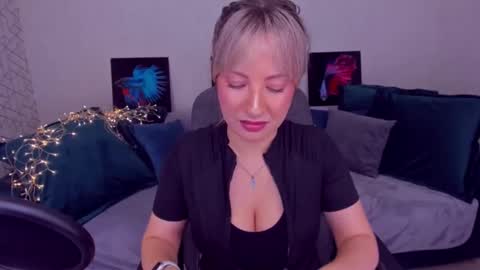 Snapshot of elisabethmills chatting on February 24, 2025, 8:03 pm Elisabeth online show from February 24, 2025, 8:03 pm