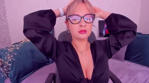 Snapshot of elisabethmills chatting on February 25, 2025, 12:03 pm Elisabeth online show from February 25, 2025, 12:03 pm