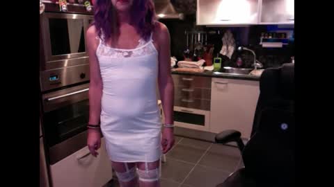 Snapshot of elise_tv chatting on December 7, 2024, 8:27 pm Barbie online show from December 7, 2024, 8:27 pm