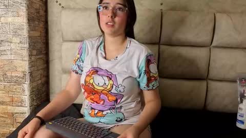 elisvega online show from February 3, 2026, 7:02 am