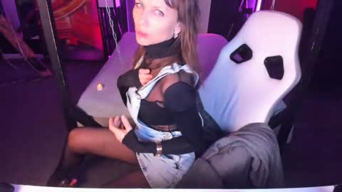 Elizabethangel online show from February 18, 2025, 10:38 am