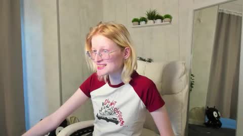 Snapshot of elizabeth_harpper chatting on October 31, 2025, 9:21 am Elizabeth online show from October 31, 2025, 9:21 am