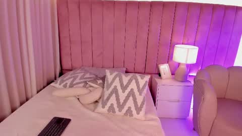 elizabeth_roche online show from June 20, 2026, 1:14 pm