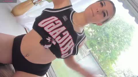 ella_vee online show from April 22, 2026, 6:27 am