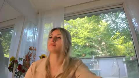 ella_vee online show from May 11, 2026, 4:40 am