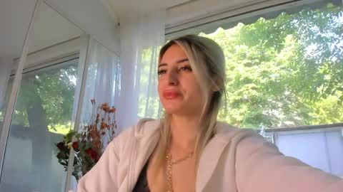 ella_vee online show from May 15, 2026, 5:47 am