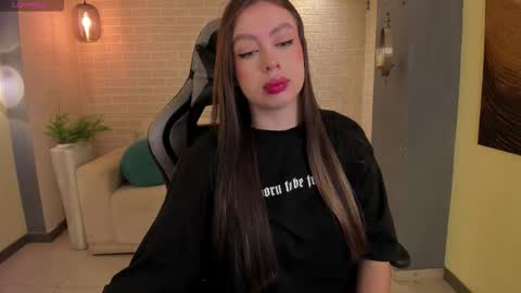 Snapshot of ellaclark chatting on October 19, 2025, 11:00 am EllaClark online show from October 19, 2025, 11:00 am