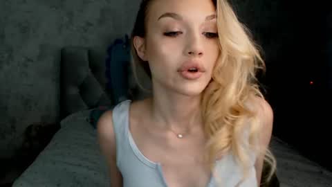 ellamilla online show from June 26, 2026, 1:04 pm