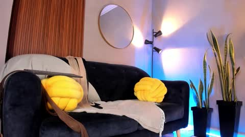 Elle online show from March 18, 2026, 10:13 pm