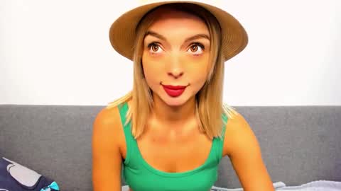 ellen_flow online show from October 5, 2025, 7:23 pm