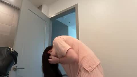 ellie  online show from March 11, 2026, 8:04 pm