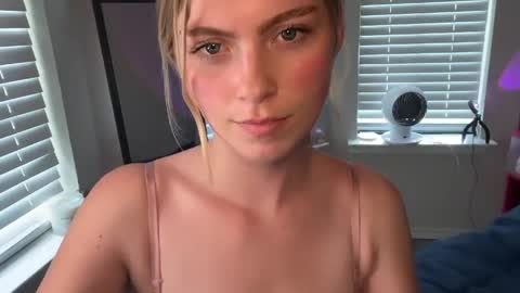 Ellie online show from April 16, 2026, 9:39 pm