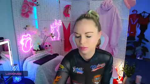 Snapshot of elliekarrrx chatting on February 2, 2025, 8:51 pm EllieKarr online show from February 2, 2025, 8:51 pm