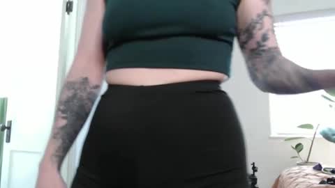 Ellie Rowyn online show from April 3, 2026, 8:51 pm