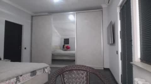 elliesoft online show from December 22, 2025, 7:05 am